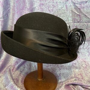 Amanda Smith Elegant Black Hat with Feather Accent
